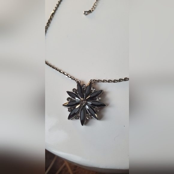 Daisy flower Patterned open and close Pendant Necklace 🌴 - Picture 3 of 6